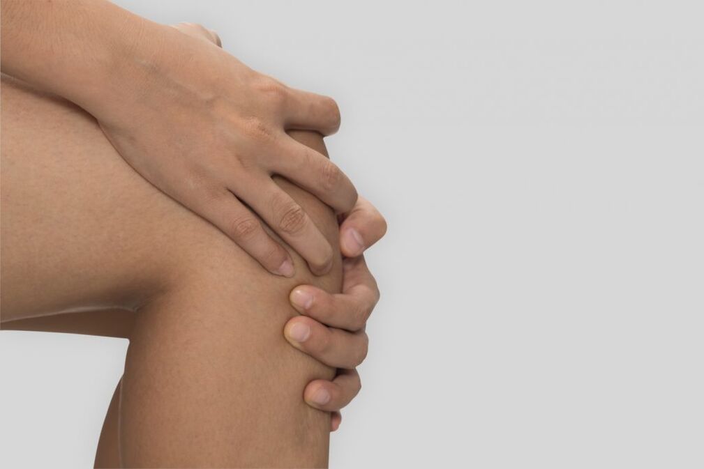 Osteoartritis kolenskega sklepa, ki ga spremlja omejeno gibanje in bolečina v kolenu