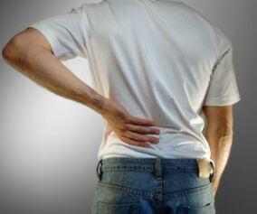 Bolečina v spodnjem delu hrbta je simptom osteohondroze